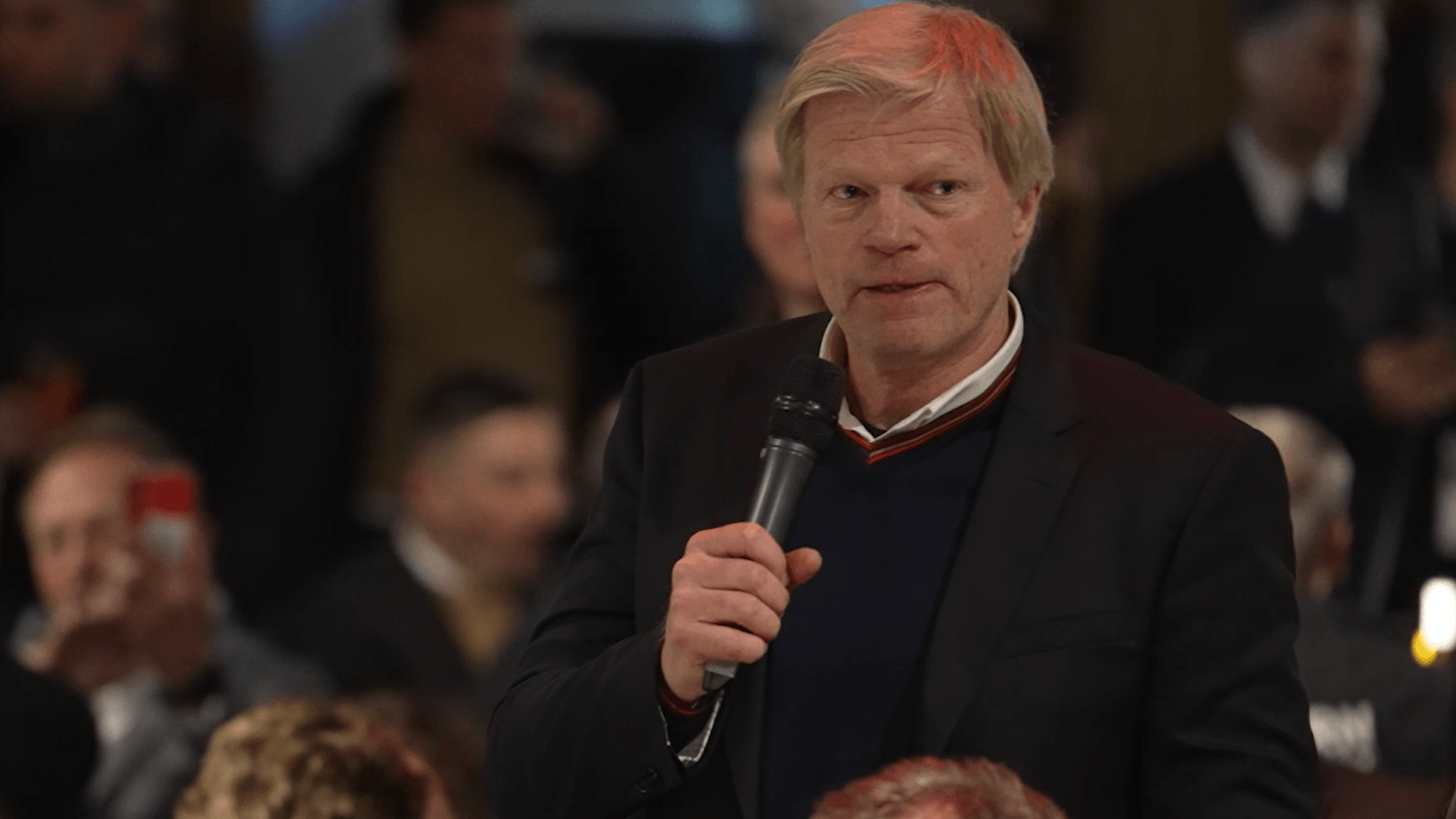 Oliver Kahn beim Bankett: Der Vorstandschef des FC Bayern war enttäuscht nach dem 0:3.