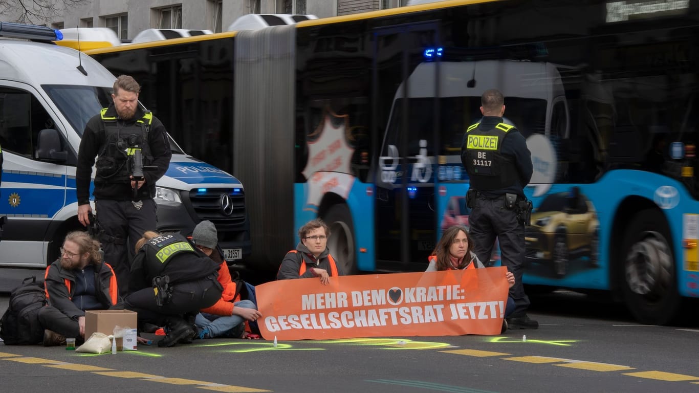 Aktivisten blockieren erneut Straße in Berlin
