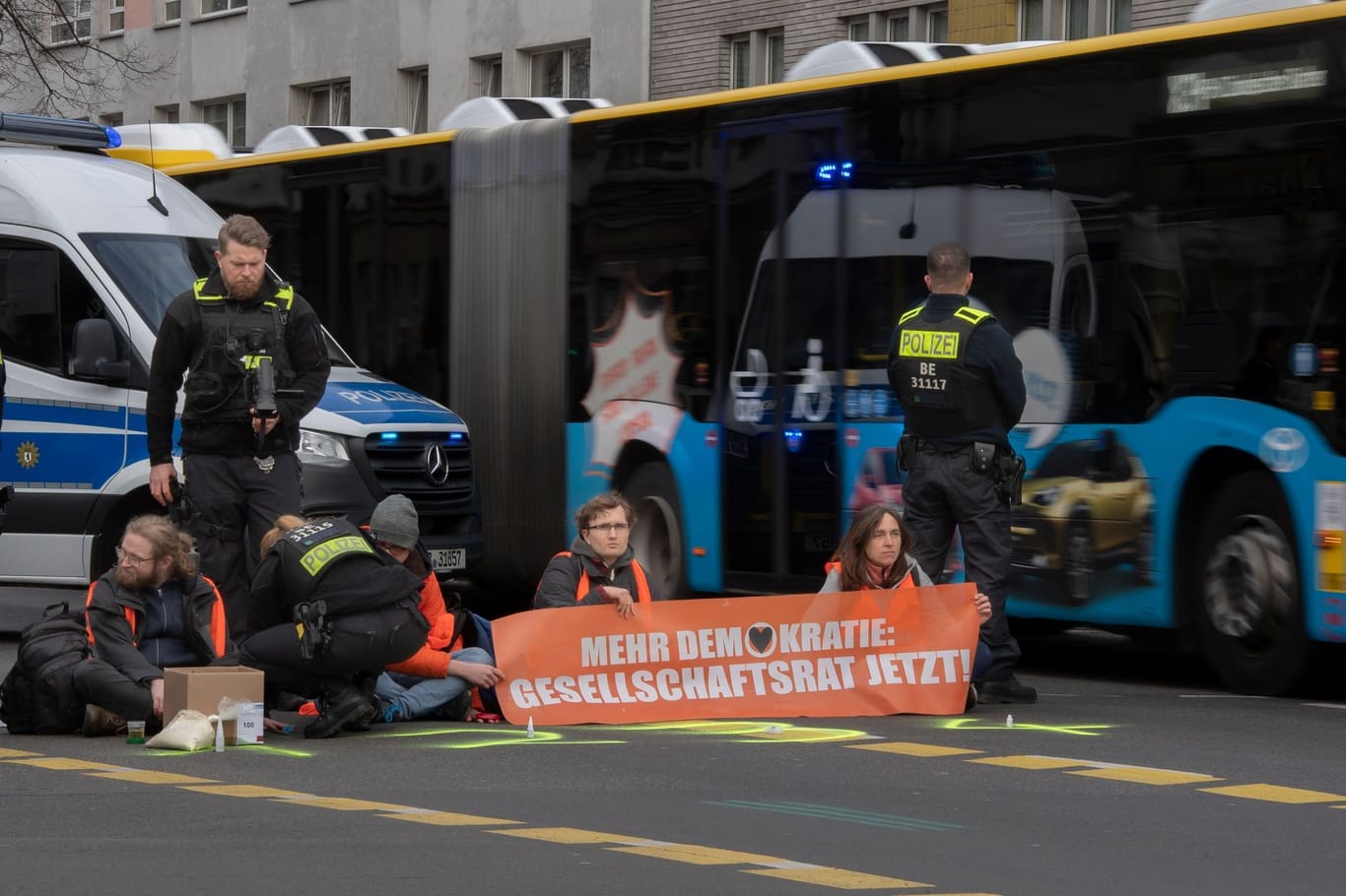 Aktivisten blockieren erneut StraΓe in Berlin Aktivisten blockieren erneut StraΓe in Berlin