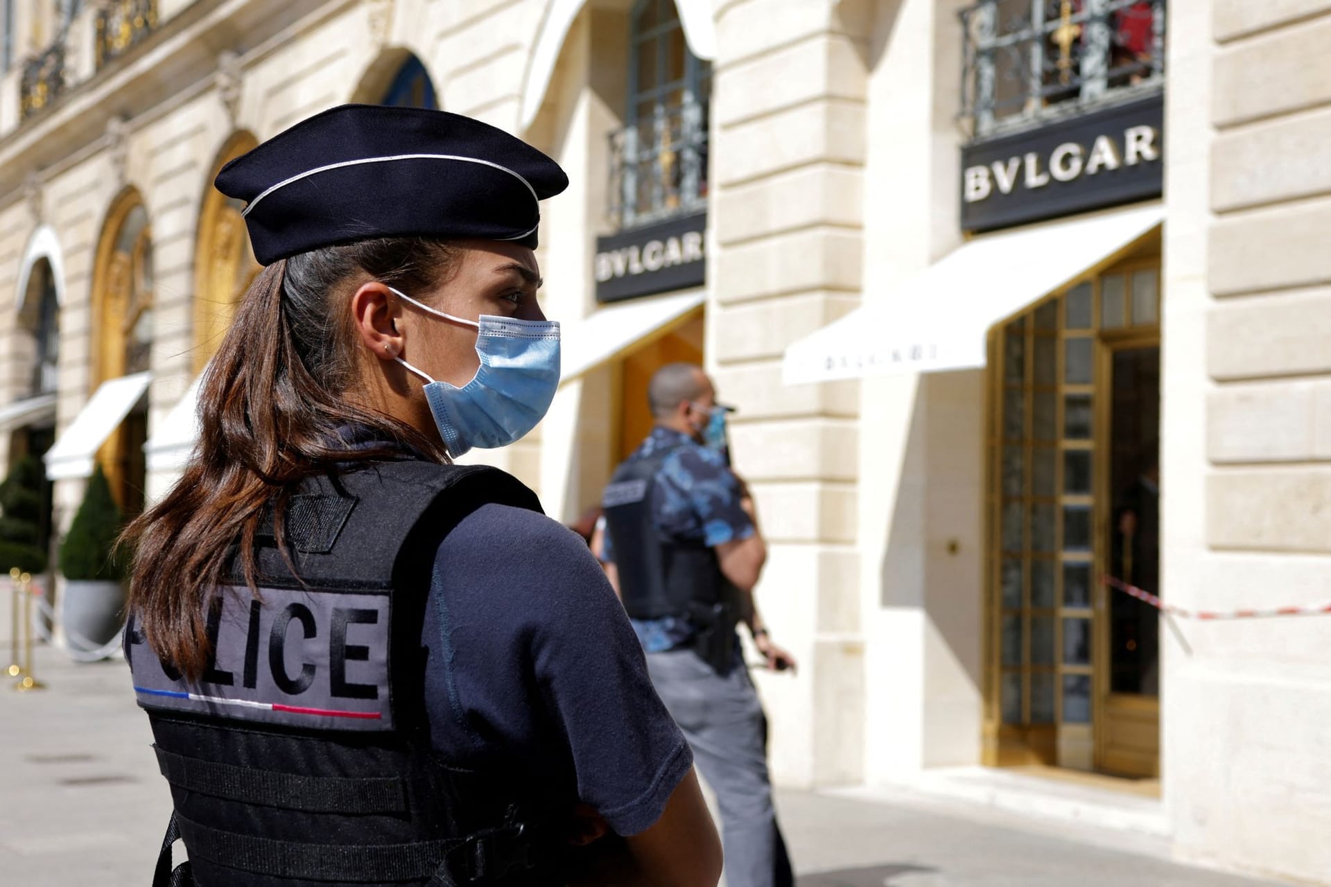 Polizisten stehen vor der Bulgari-Filiale in Paris (Archivbild): Das Luxusgeschäft ist erneut überfallen worden.
