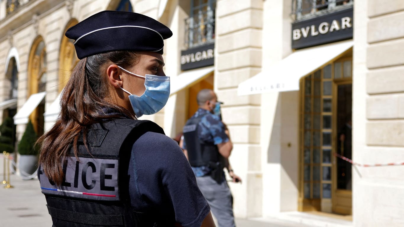 Polizisten stehen vor der Bulgari-Filiale in Paris (Archivbild): Das Luxusgeschäft ist erneut überfallen worden.