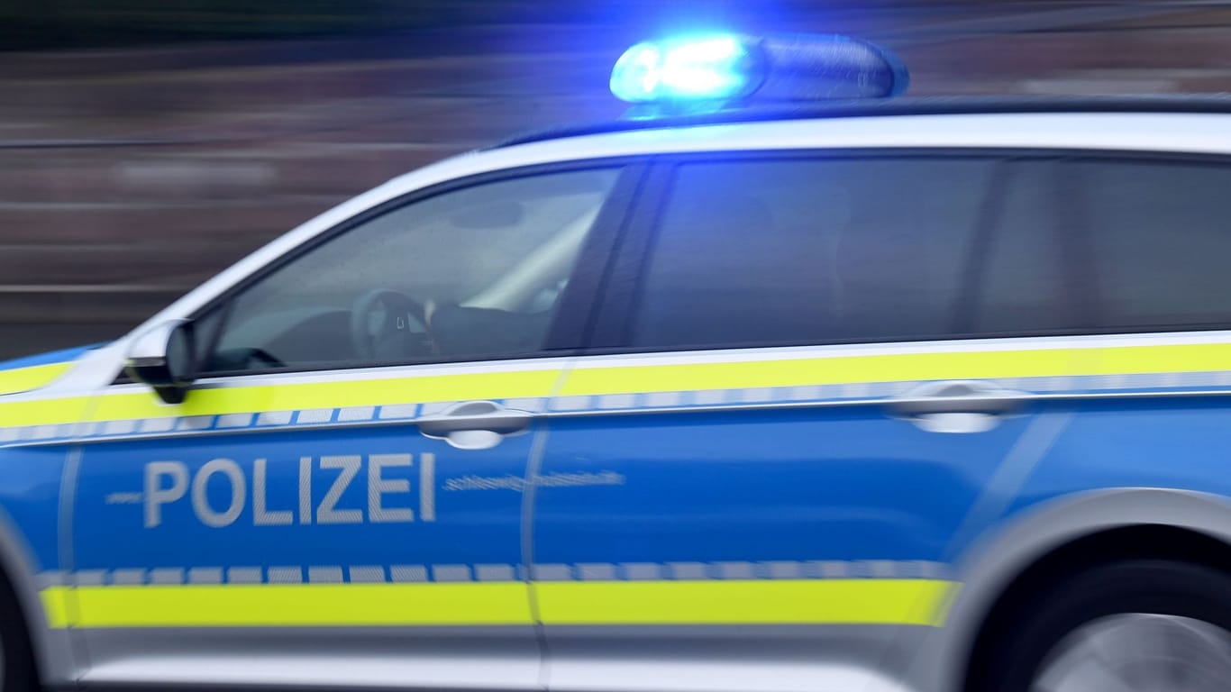 Ein Streifenwagen fährt mit eingeschaltetem Blaulicht (Symbolbild): Am Wochenende musste die Polizei in Köln Jugendliche verfolgen, die aus einem Auto heraus schossen.