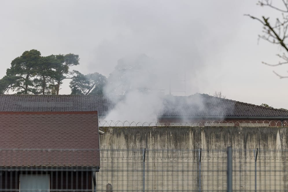 Rauch über der JVA: Der Brand brach in einem Technikraum aus.