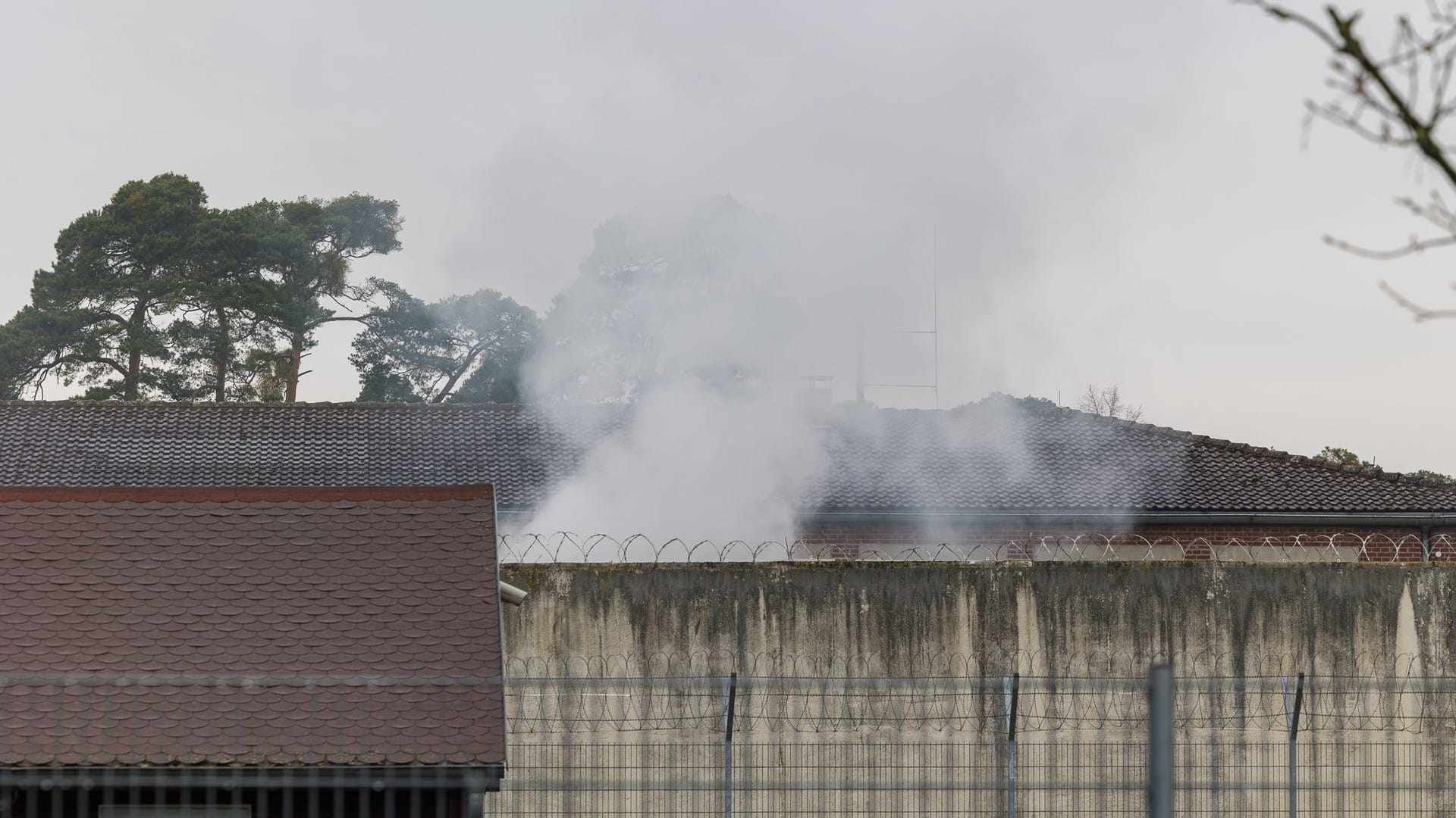 Rauch über der JVA: Der Brand brach in einem Technikraum aus.