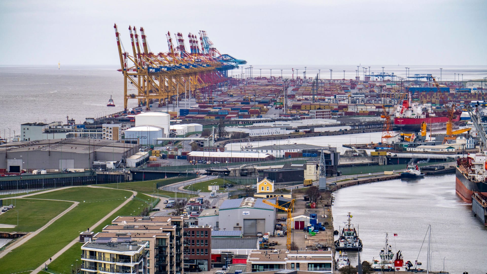 Der Überseehafen mit Containerterminal in Bremerhaven (Archivfoto): Hier sollen die Verdächtigen kiloweise Koks aus einem Container geholt haben.