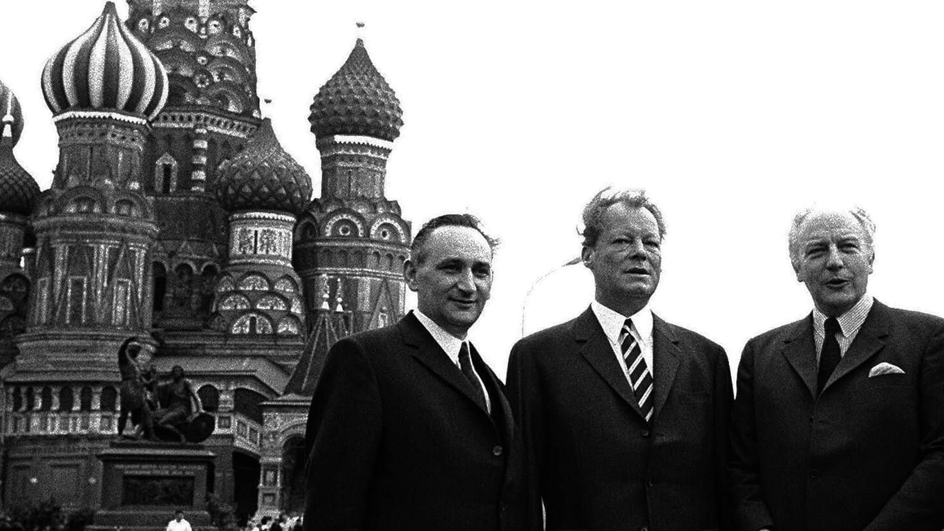 Staatssekretär Egon Bahr (SPD), Bundeskanzler Willy Brandt (SPD) und Außenminister Walter Scheel (FDP) auf dem Roten Platz vor der Basilius-Kathedrale 1970 in Moskau.