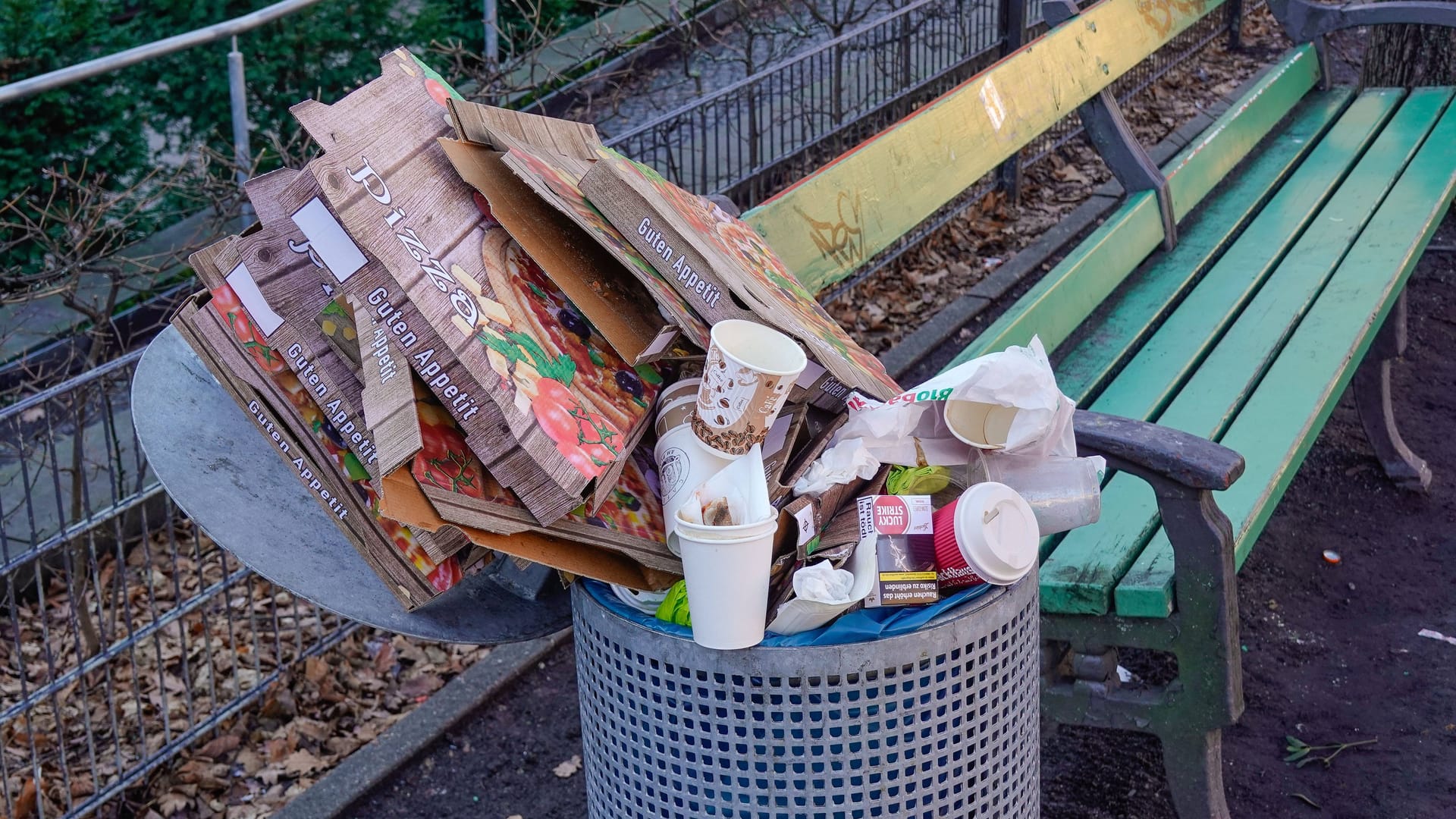 Ein überfüllter Mülleimer (Archivbild): Die CDU in Steglitz-Zehlendorf will passende Behälter für Pizzakartons. Ein überfüllter Mülleimer (Archivbild): Die CDU in Steglitz-Zehlendorf will passende Behälter für Pizzakartons.
