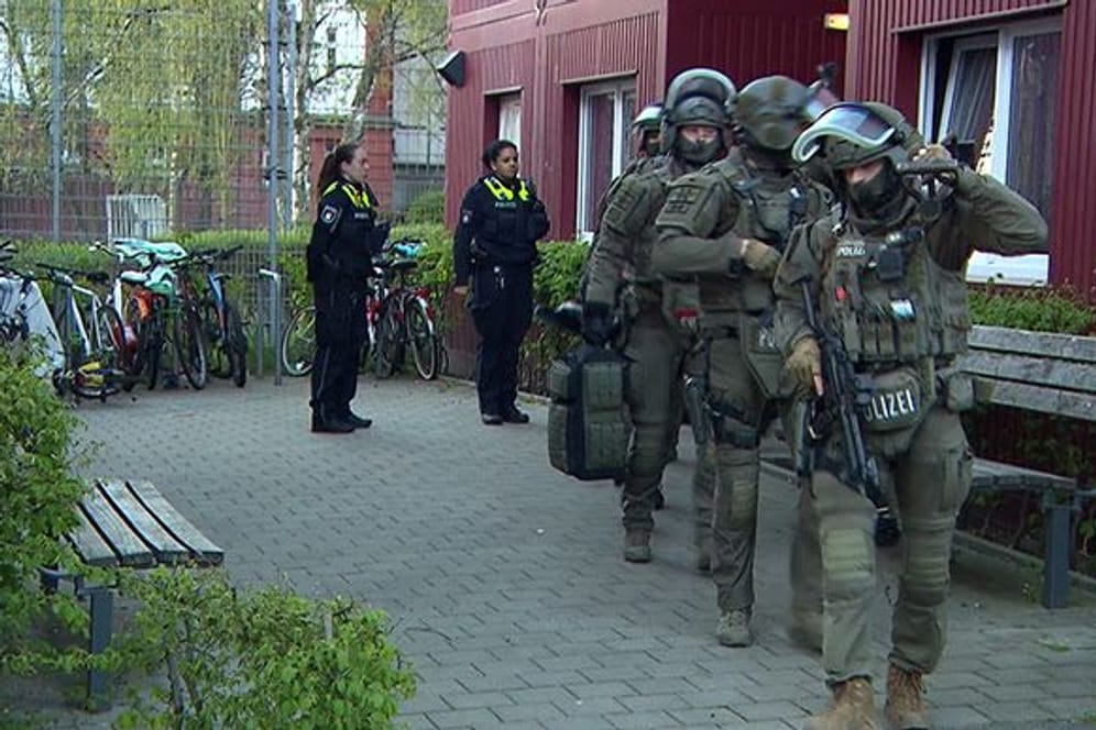 Das SEK unterstützte die Polizeibeamten bei der Razzia vor Ort.