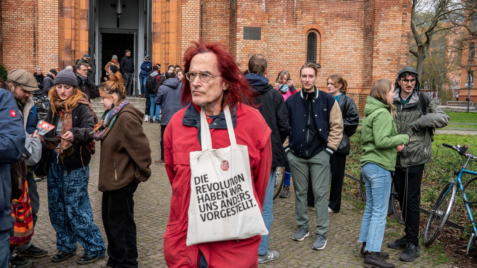 Klimaaktivisten der letzten Generation trafen sich am Mittwoch 19.04.2023 in der St. Thomaskirche in Berlin-Kreuzberg zur Vorbereitung der Aktionswochen zum Klimaprotest. Klimaaktivisten der letzten Generation trafen sich am Mittwoch 19.04.2023 in der St. Thomaskirche in Berlin-Kreuzberg zur Vorbereitung der Aktionswochen zum Klimaprotest. Im Anschluss standen unangemeldete Protestmärsche durch den Kiez auf dem Programm. *** Climate activists of the last generation met on Wednesday 19 04 2023 in the St Thomas Church in Berlin Kreuzberg to prepare the action weeks to the climate protest Climate activists of the last generation met on Wednesday 19 04 2023 in the St Thomas Church in Berlin Kreuzberg to prepare the action weeks to the climate