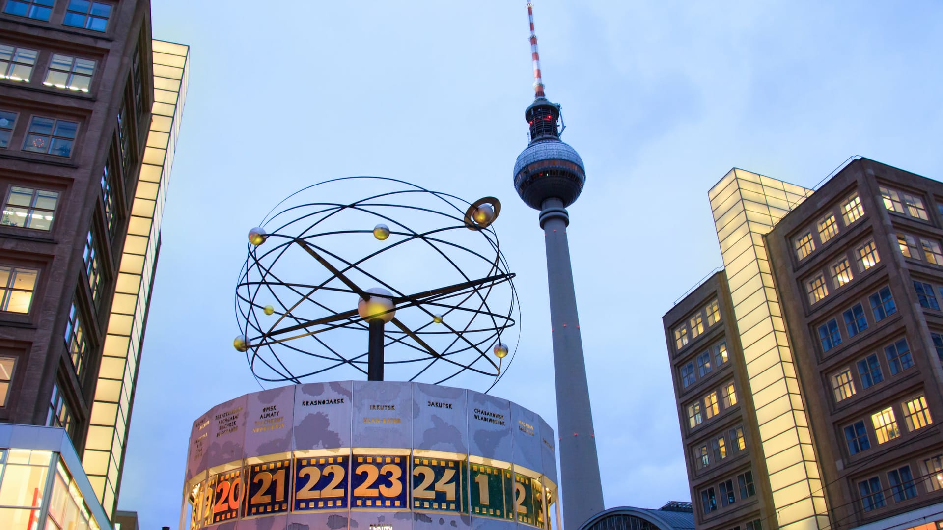 Weltzeituhr und Fernsehturm am Alexanderplatz: Lesen Sie eine Auswahl beliebter Berliner Ausdrücke.