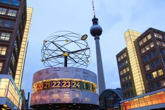 Weltzeituhr und Fernsehturm am Alexanderplatz: Lesen Sie eine Auswahl beliebter Berliner Ausdrücke.