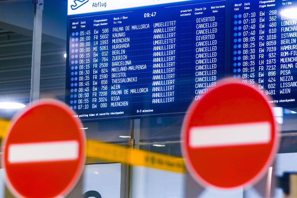 Anzeigetafel am Flughafen Köln/Bonn (Archiv): Wegen des Warnstreiks bleiben viele Flugzeuge am Boden.