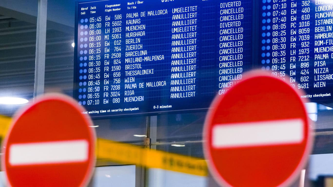 Anzeigetafel am Flughafen Köln/Bonn (Archiv): Wegen des Warnstreiks bleiben viele Flugzeuge am Boden.