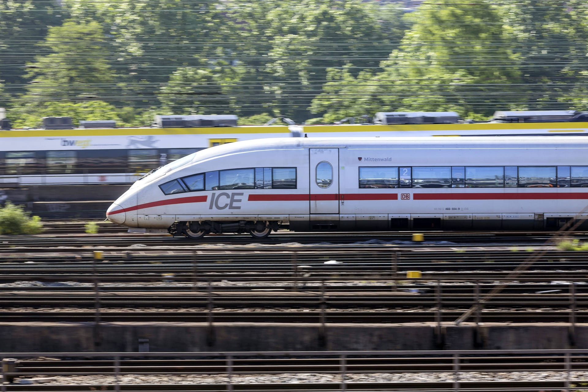 Ein ICE am Stuttgarter Hauptbahnhof: Bahnfahrer sollen entschädigt werden.