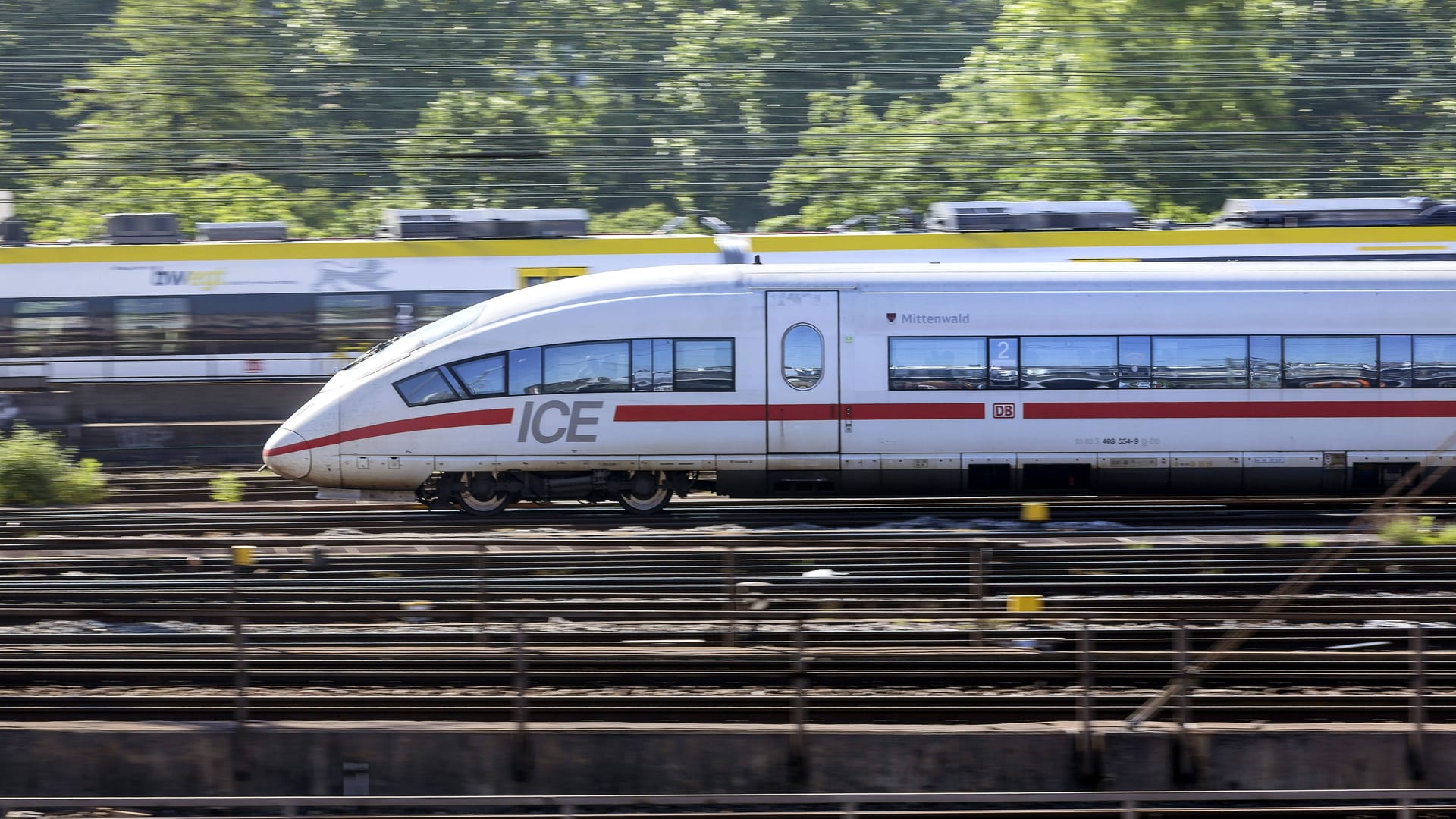 Ein ICE am Stuttgarter Hauptbahnhof: Bahnfahrer sollen entschädigt werden.