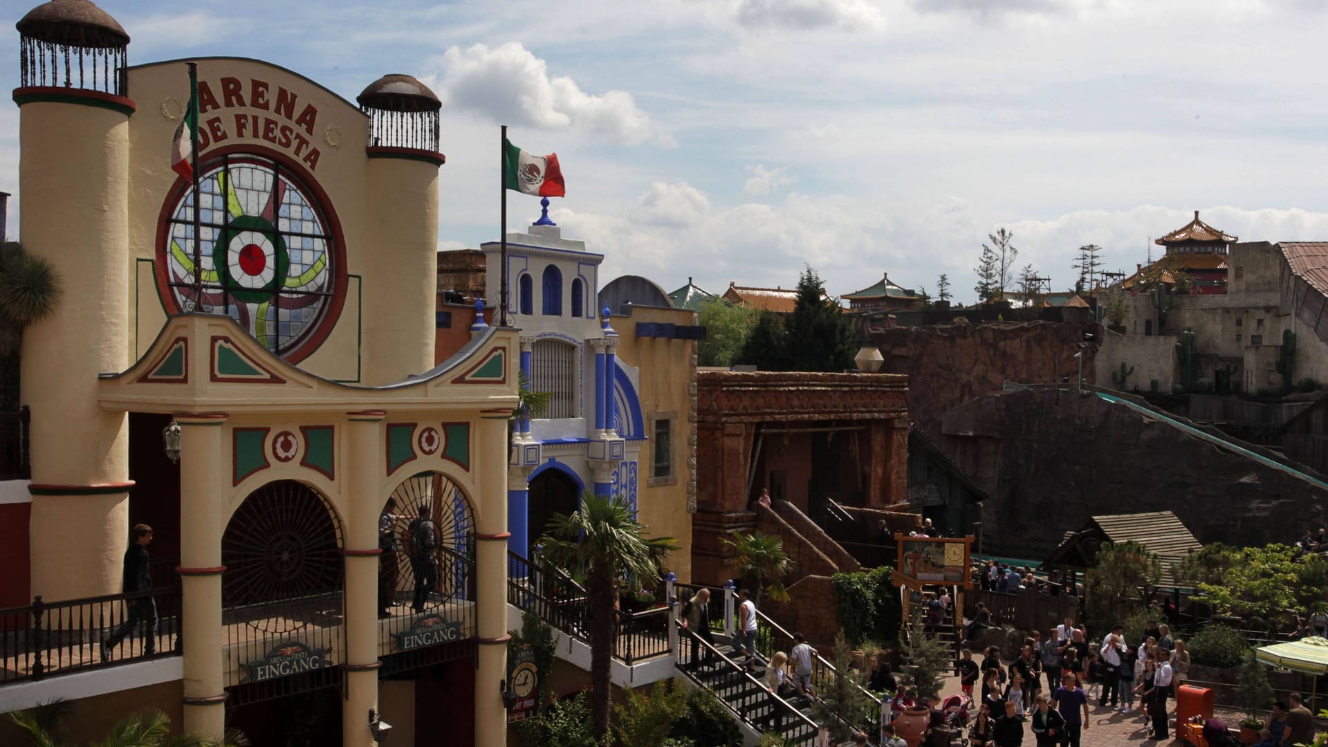 Das Phantasialand bei Brühl (Archivbild): Der Freizeitpark hat ab dieser Saison länger geöffnet.