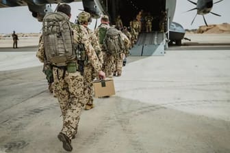 Bundeswehrsoldaten auf dem Weg in den Sudan.