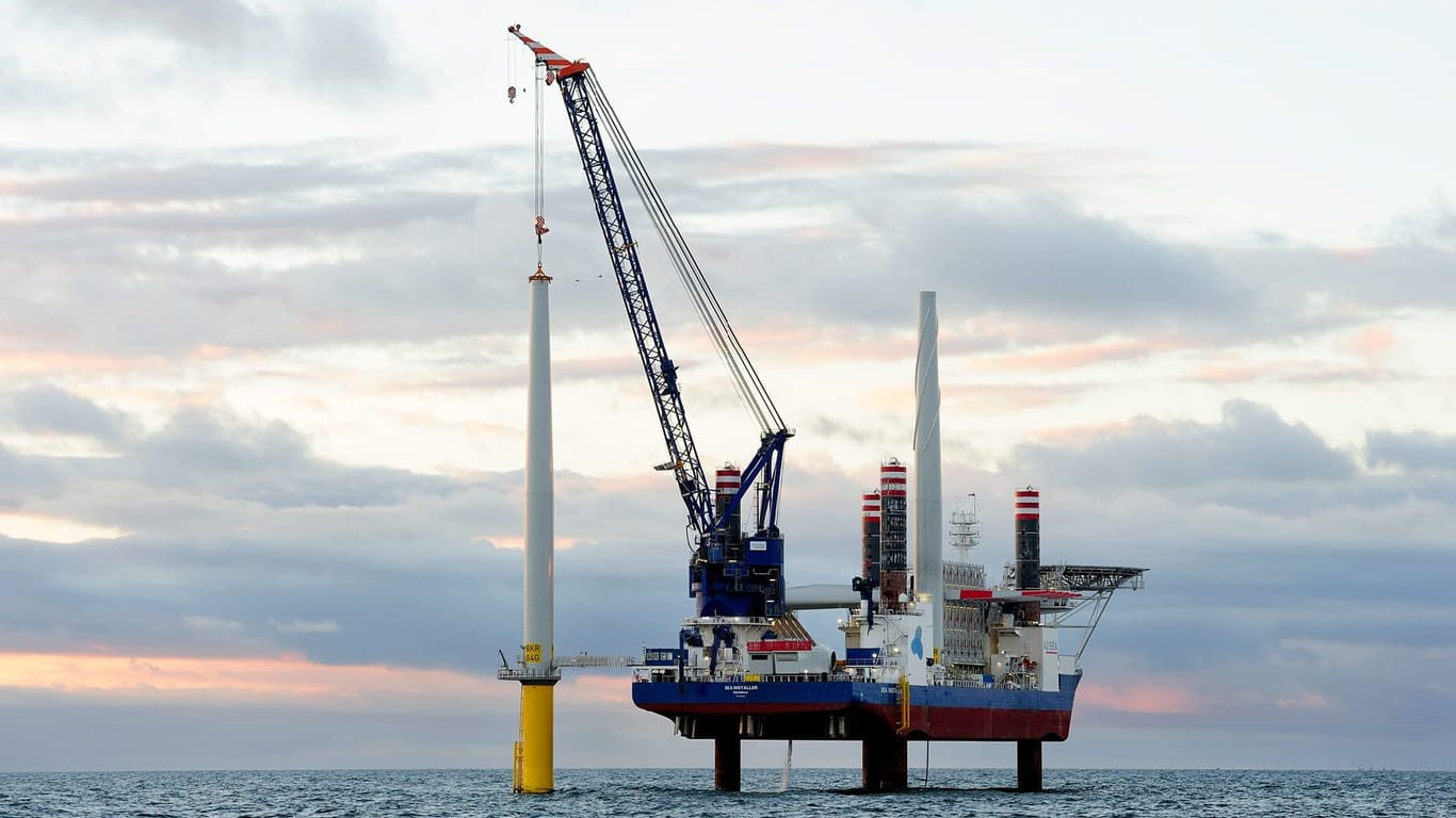 Eine Offshore-Windanlage wird in der niedersächsischen Nordsee errichtet (Archivfoto): Laut ersten Ermittlungen krachte das Schiff wohl gegen solch eine Anlage.