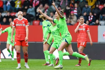 Jill Roord: Die Wolfsburgerin jubelt – ihr Team führt 2:0.