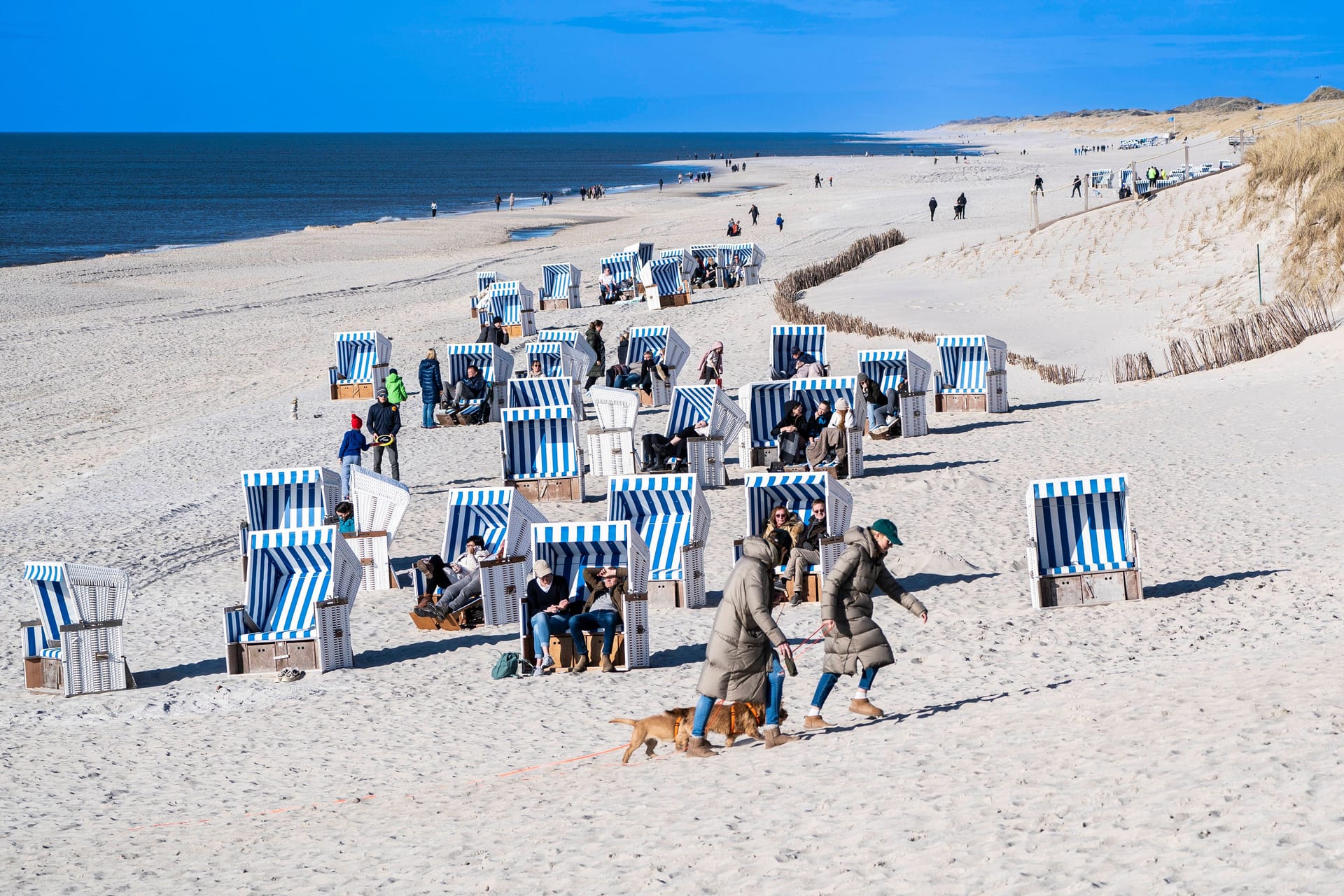 Strand auf Sylt (Archivbild): Das Deutschlandticket macht einen Kurztrip auf Sylt möglich.