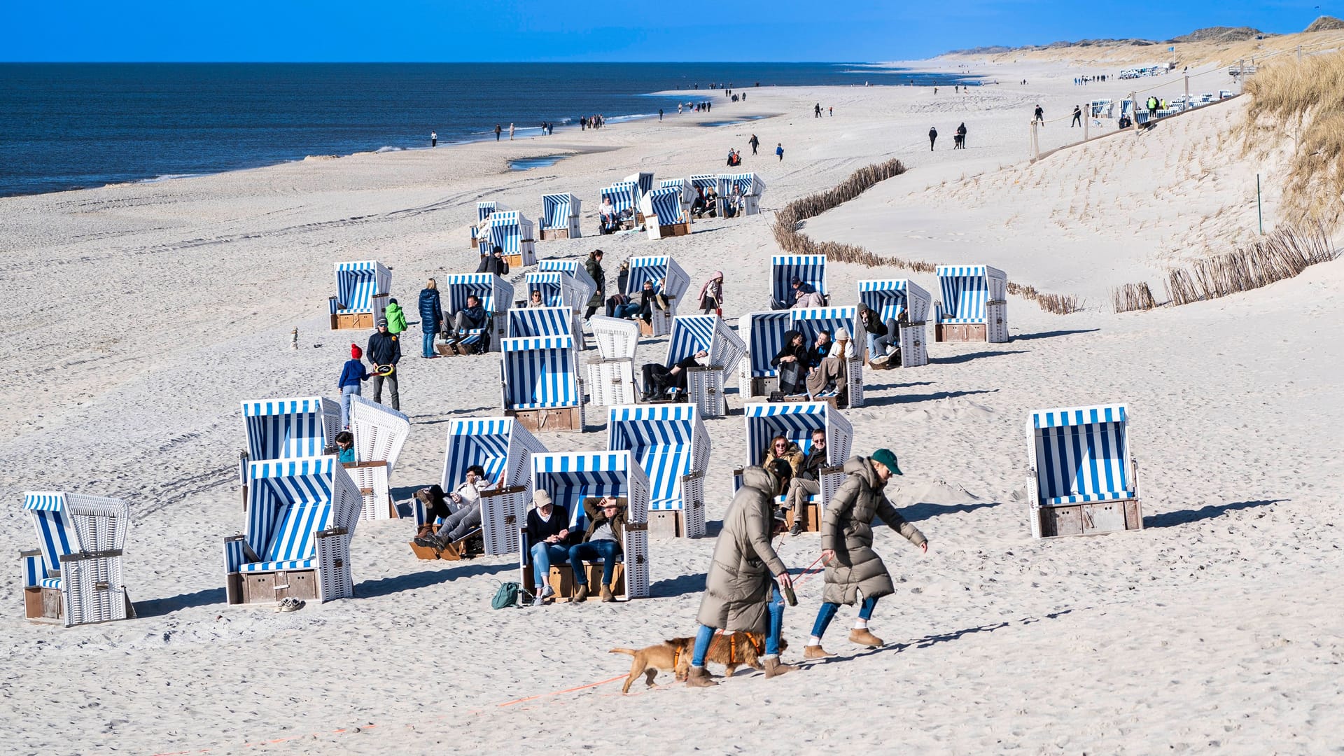 Strand auf Sylt (Archivbild): Das Deutschlandticket macht einen Kurztrip auf Sylt möglich.