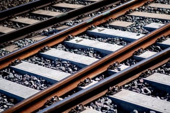 Gleise sind an einem Bahnhof im Schotterbett verlegt (Symbolbild): In München hat ein 19-Jähriger den Sturz auf ein Gleisbett überlebt.