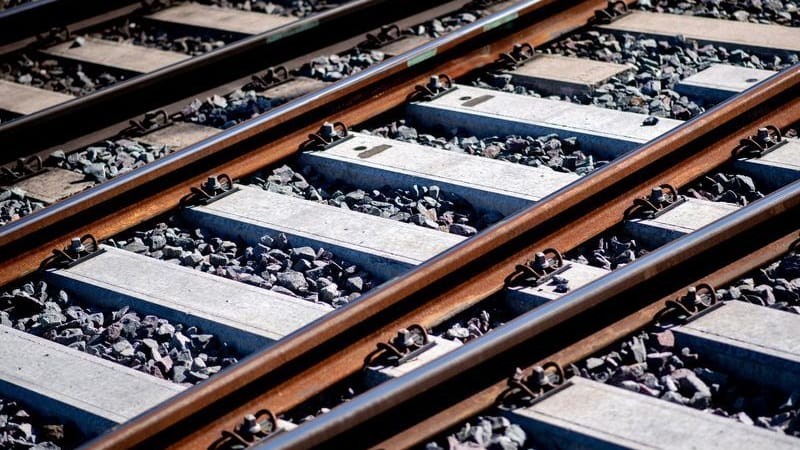 Gleise sind an einem Bahnhof im Schotterbett verlegt (Symbolbild): In München hat ein 19-Jähriger den Sturz auf ein Gleisbett überlebt.