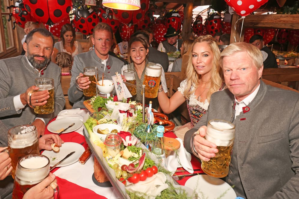 Die Fußballstar des FC Bayern darunter 2022 noch Ex-Trainer Julian Nagelsmann mit seiner Freundin Lena Wurzenberger auf dem Oktoberfest im Käfer-Zelt (Archivbild): Wir verraten, wo die Bayernstars und andere Prominente sonst noch speisen.