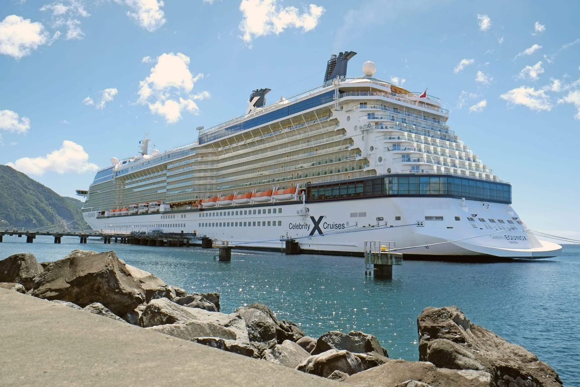 Die "Equinox" von Celebrity Cruise (Archivbild): An Bord eines Schiffes starb ein Mann an einem Herzinfarkt.