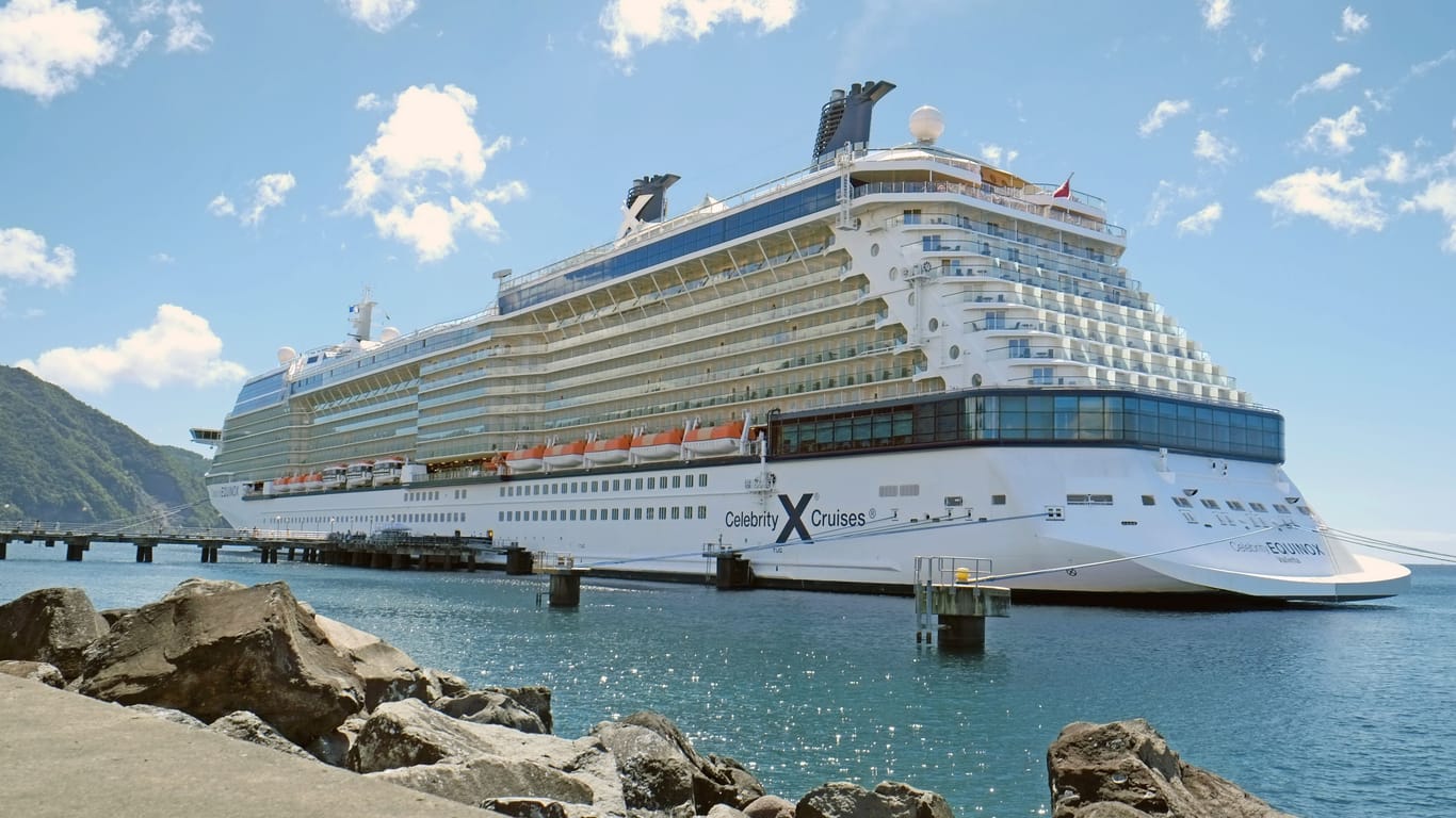 Die "Equinox" von Celebrity Cruise (Archivbild): An Bord eines Schiffes starb ein Mann an einem Herzinfarkt.