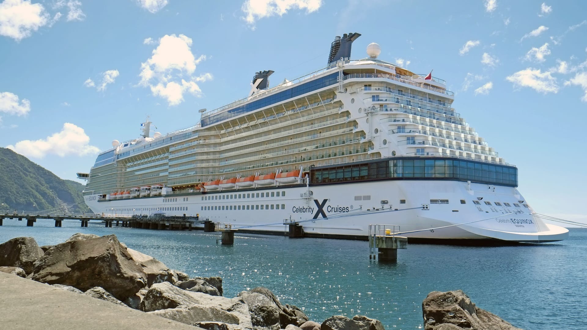 Die "Equinox" von Celebrity Cruise (Archivbild): An Bord eines Schiffes starb ein Mann an einem Herzinfarkt.