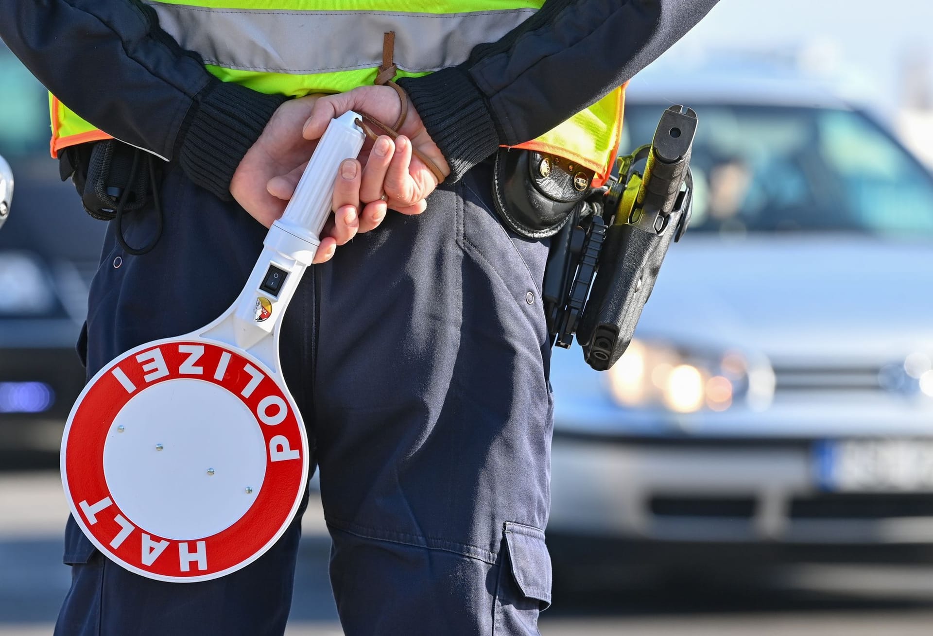 Ein Polizist hält eine Winkerkelle in den Händen (Symbolbild): Im Landkreis Hildesheim musste ein 28-Jähriger seinen Weg statt mit dem Auto zu Fuß fortsetzen.