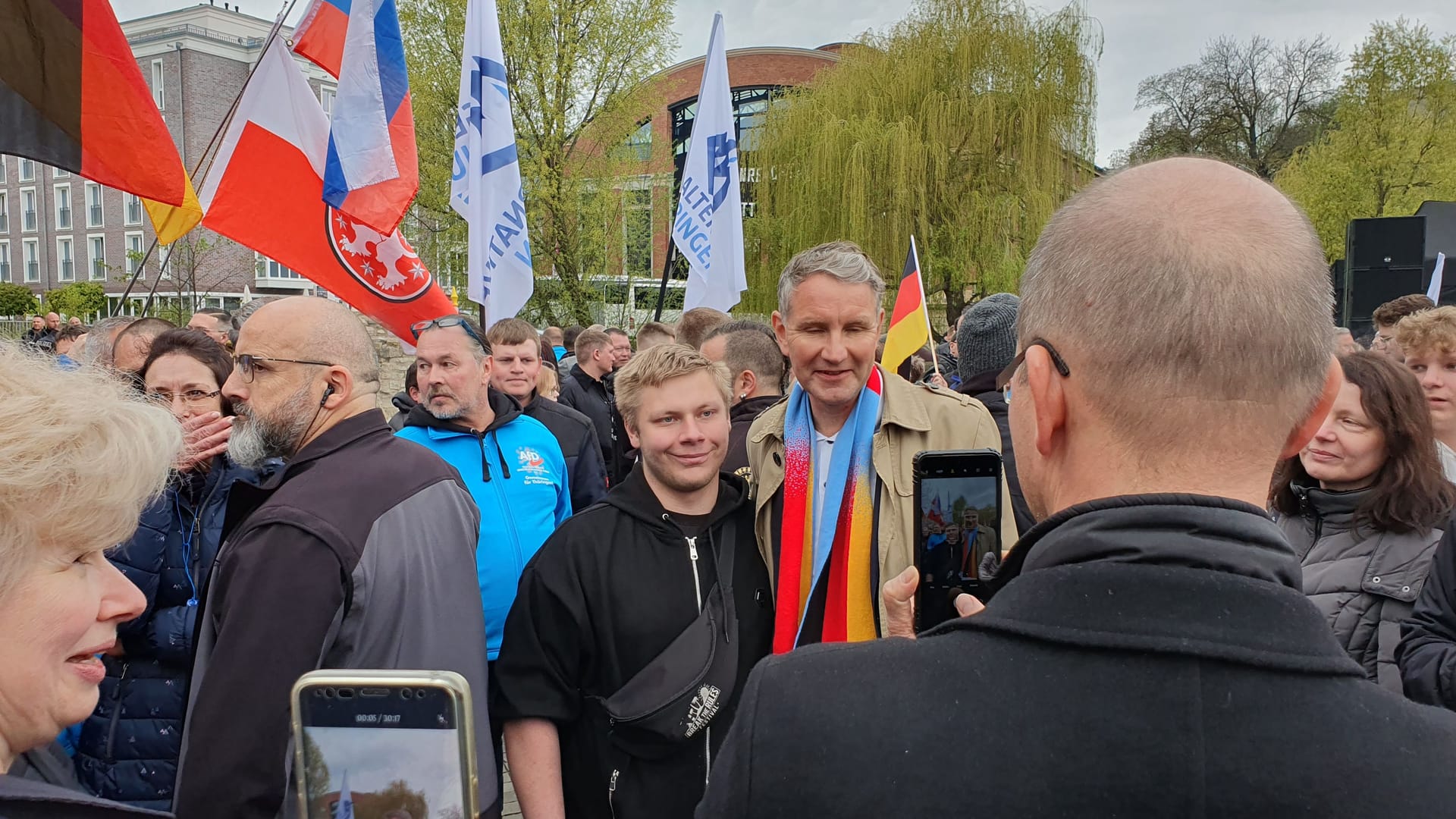 Selfie mit Höcke: Während Weidel noch gar nicht da ist, schießt Höcke in der Menge Fotos mit Fans.