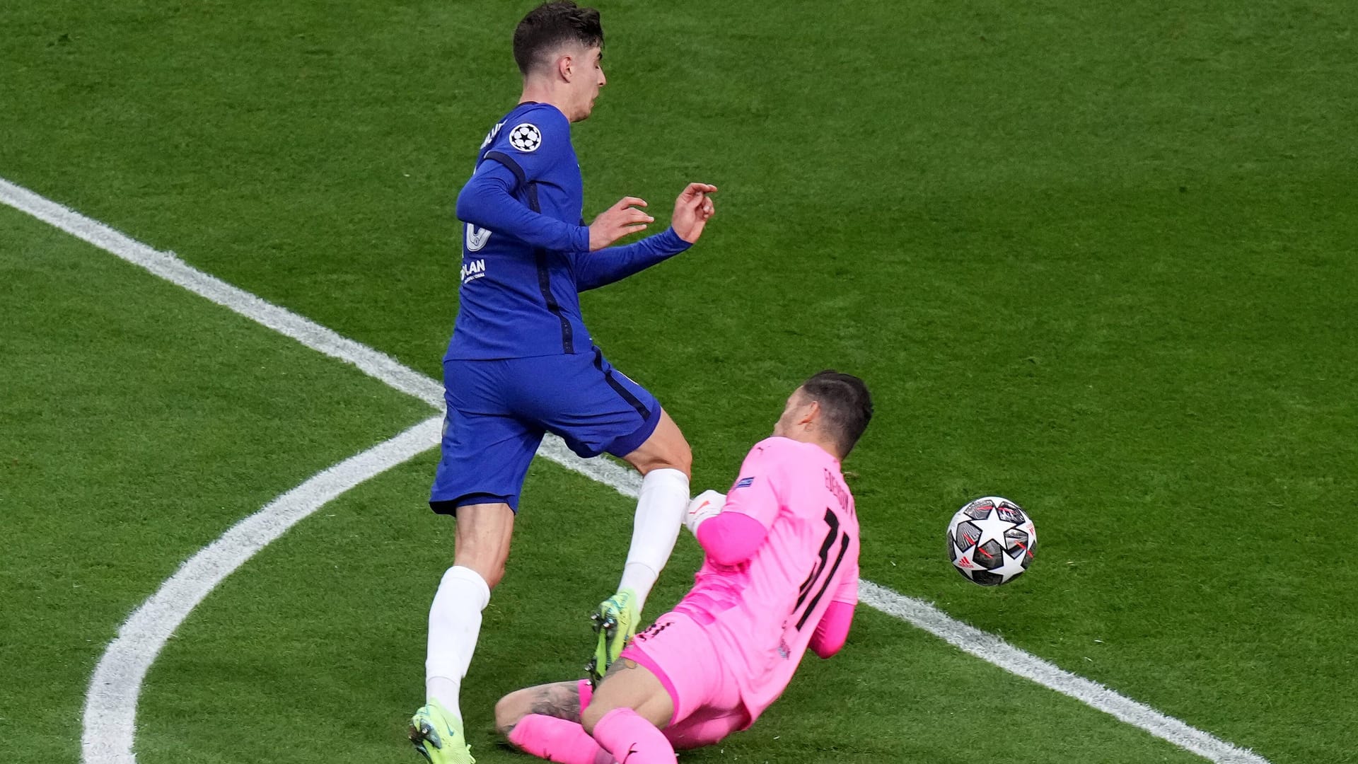 Matchwinner: Chelseas Havertz (li.) umkurvt City-Keeper Ederson und trifft zum 1:0 im Champions-League-Finale 2021.