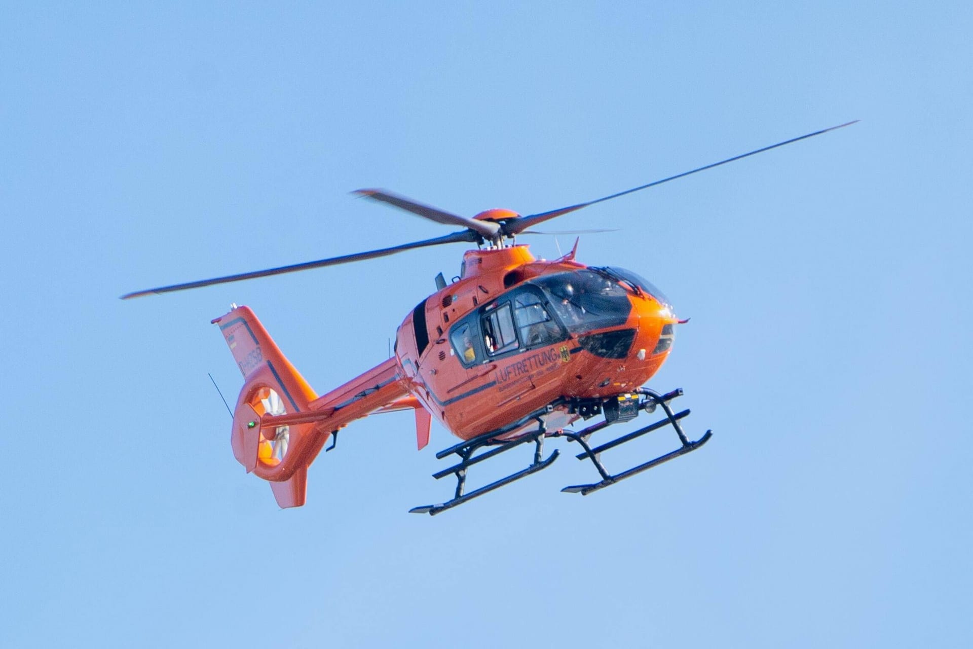 Rettungshubschrauber Christoph 4 (Symbolbild): Auf der BAB 7 hat sich ein Auto überschlagen.