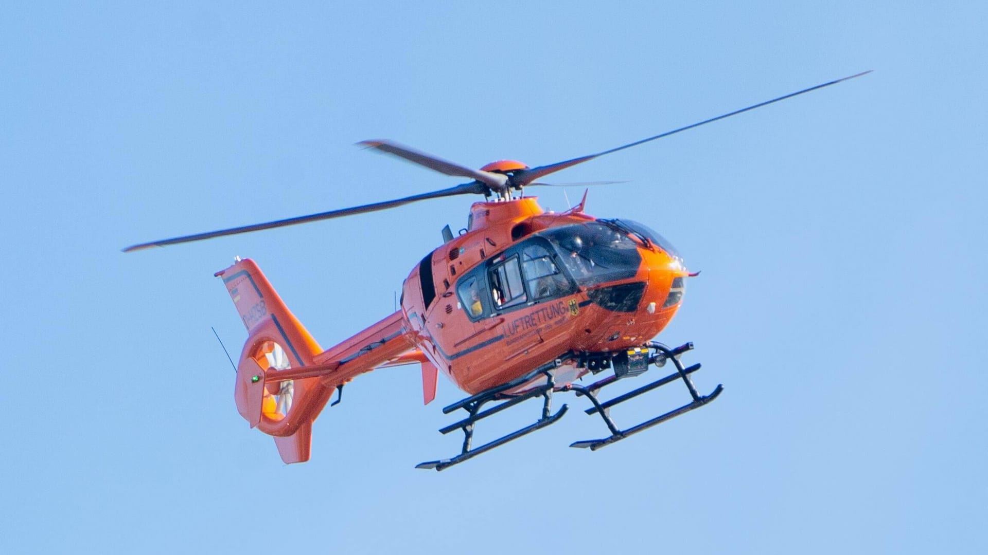 Rettungshubschrauber Christoph 4 (Symbolbild): Auf der BAB 7 hat sich ein Auto überschlagen.