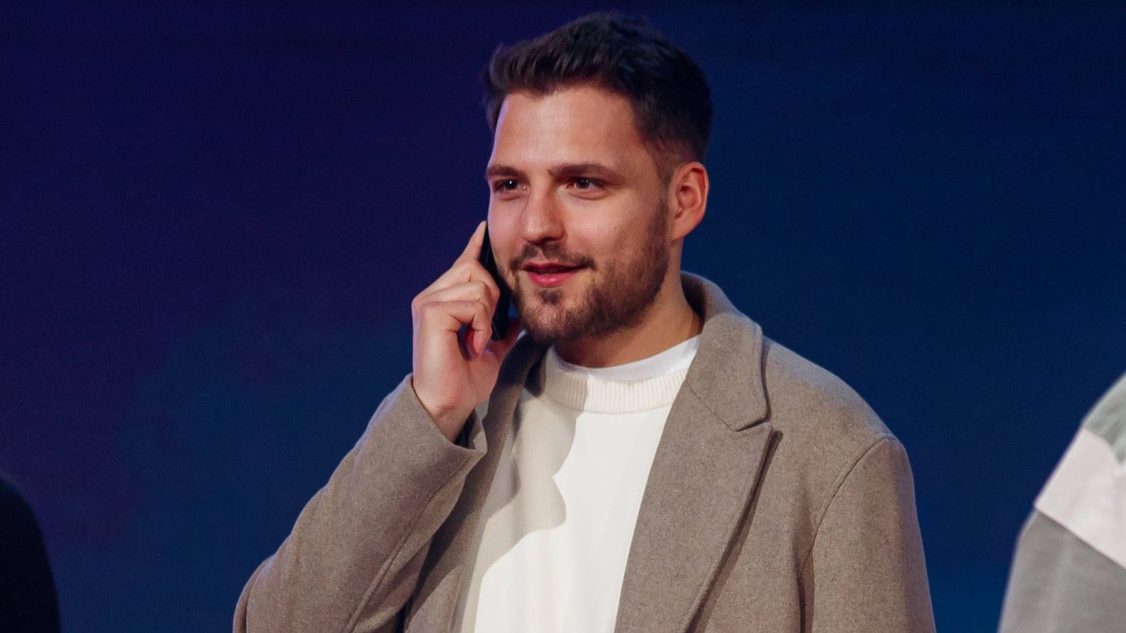 Lukas Egli, der Bruder von Beatrice Egli: Bei der ARD-Show seiner Schwester stand er am Rande der Bühne.