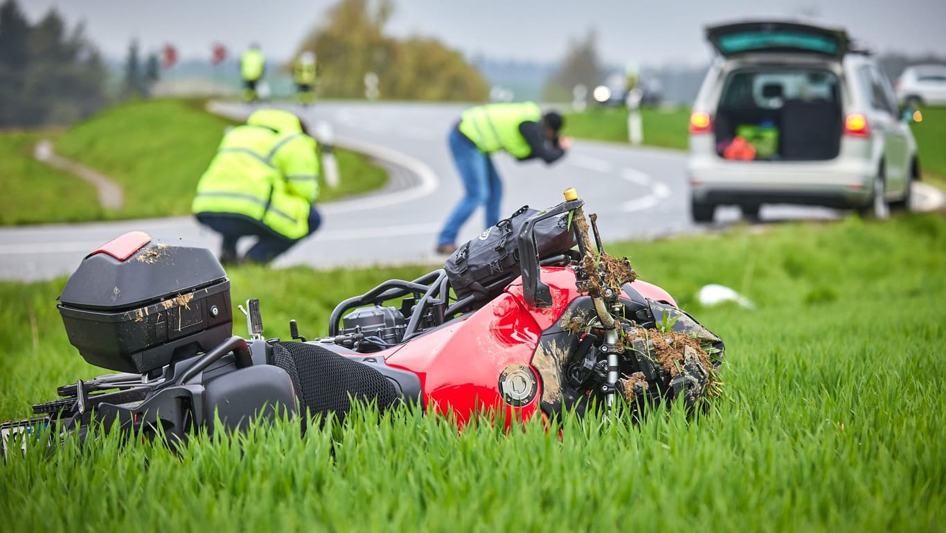 Wrack des verunfallten Motorrads in der Sächsischen Schweiz: Der Fahrer geriet in den Gegenverkehr.