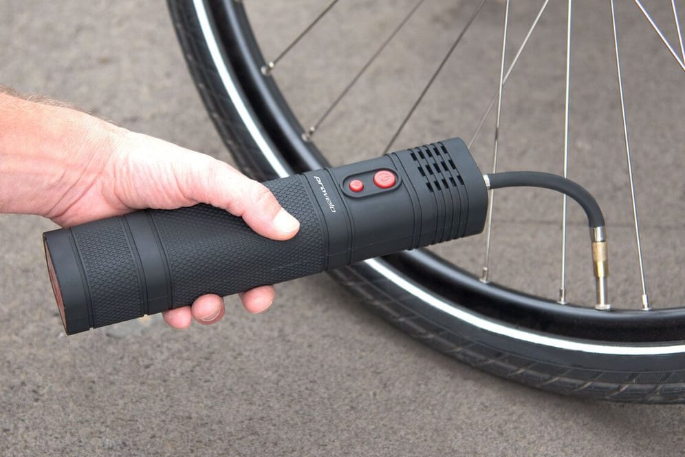 Mit der preiswerten Akku-Luftpumpe füllen Sie den Reifen am Fahrrad oder Auto ganz bequem per Knopfdruck auf.