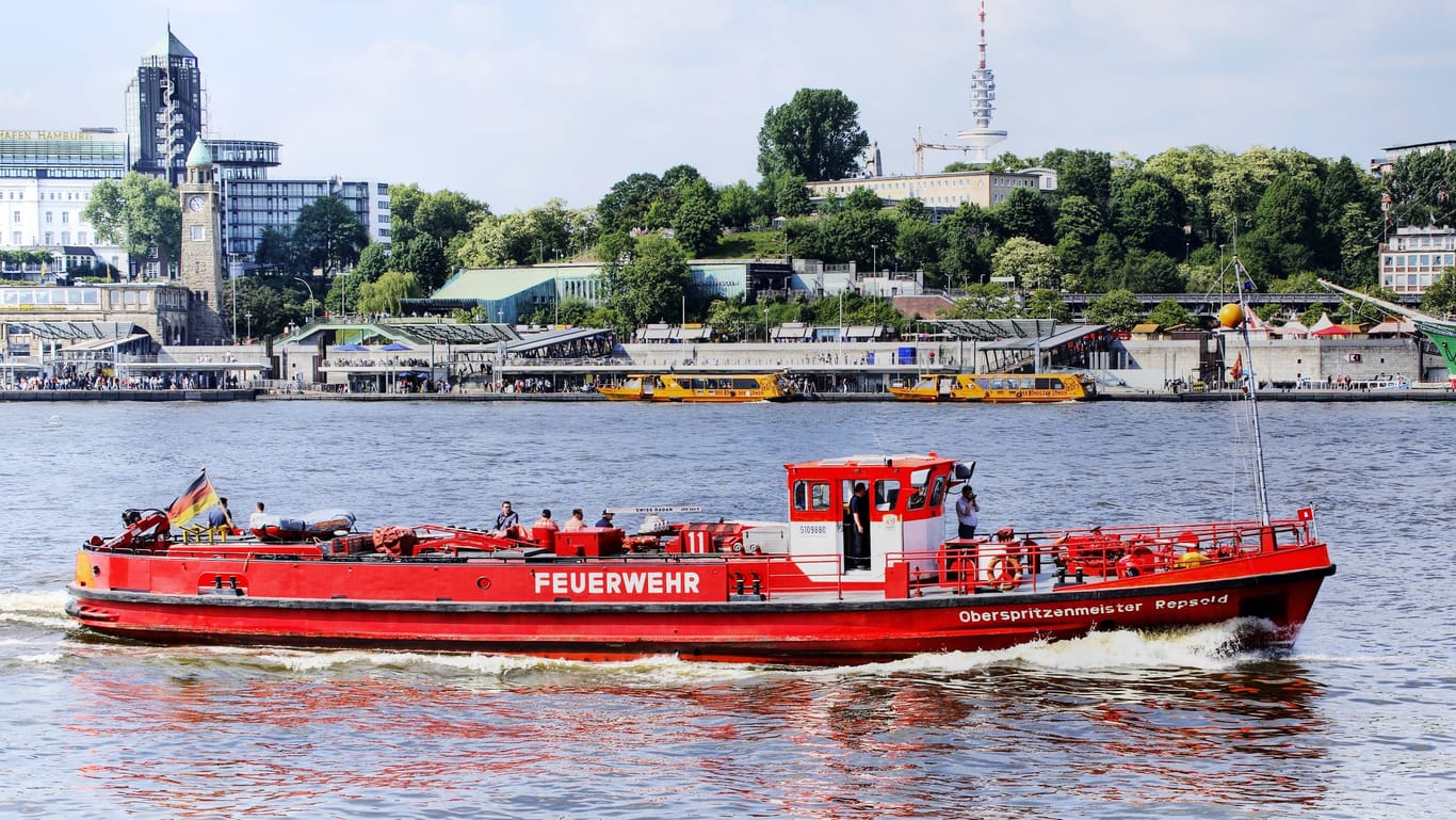 Das Feuerwehrboot "Oberspritzenmeister Repsold" auf der Elbe vor den Landungsbrücken (Archivbild): Das Schiff wurde ausgemustert.