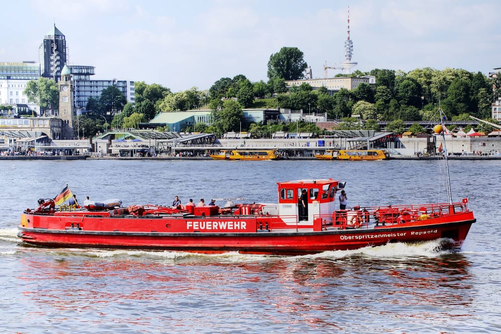 Das Feuerwehrboot "Oberspritzenmeister Repsold" auf der Elbe vor den Landungsbrücken (Archivbild): Das Schiff wurde ausgemustert.
