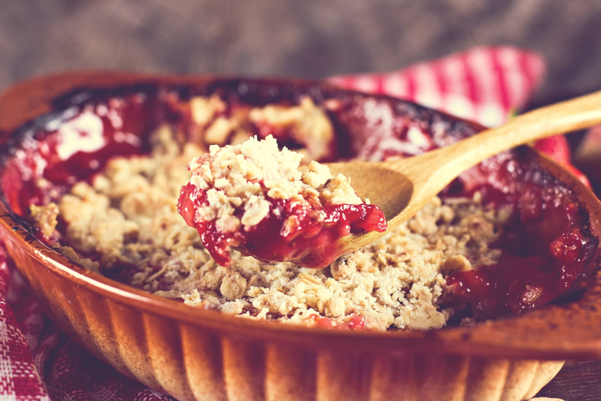 Rhabarber-Crumble: Für das Dessert brauchen Sie nicht viele Zutaten.