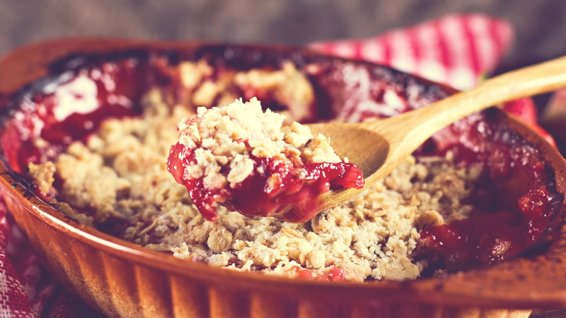 Rezept: Leckerer Rhabarber-Crumble mit drei Zutaten