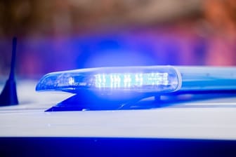 Das Blaulicht eines Polizeifahrzeuges leuchtet (Symbolbild): In Rosenheim haben Polizisten einen 19-jährigen Fahrer unter Drogeneinfluss gestoppt.