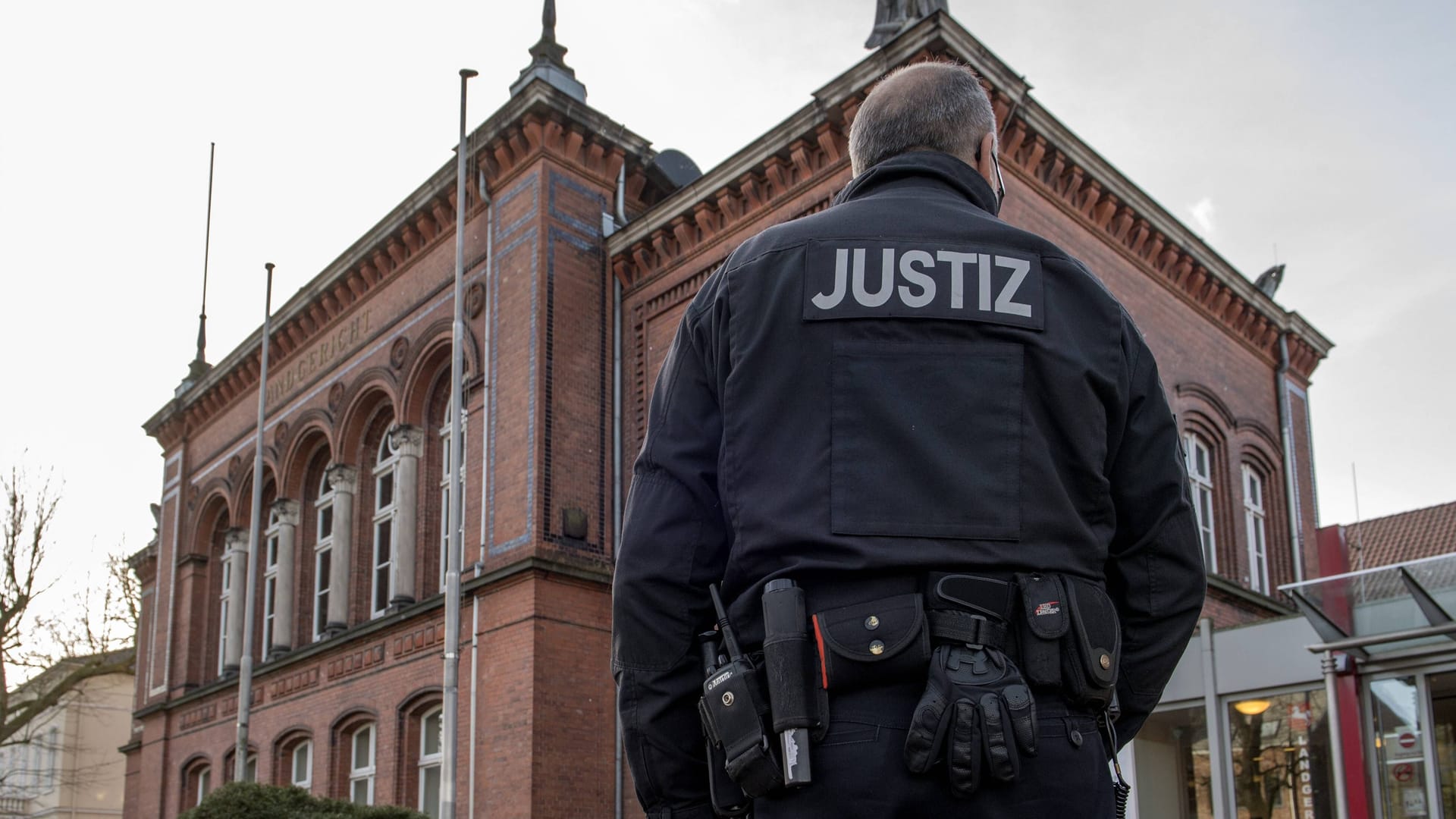 Ein Justizbeamter steht vor dem Landgericht in Verden (Archivfoto): Zwei Männer, die ebenfalls an der Entführung beteiligt gewesen sein sollen, sind bis heute unbekannt. Ein Justizbeamter steht vor dem Landgericht in Verden (Archivfoto): Zwei Männer, die ebenfalls an der Entführung beteiligt gewesen sein sollen, sind bis heute unbekannt.