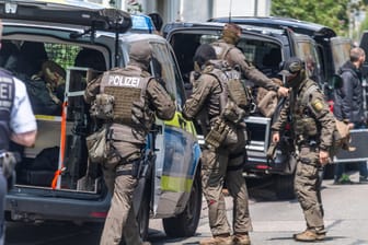 Polizei im Einsatz (Symbolbild): Es wurden mehrere Objekte in Hamburg und Kempten durchsucht.
