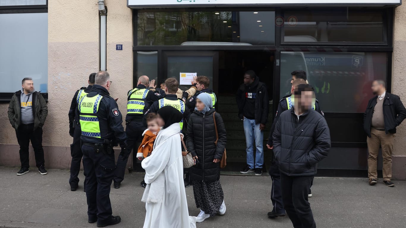 Polizeieinsatz an einer Hamburger Moschee: Die Einsatzkräfte trafen auf Widerstand.