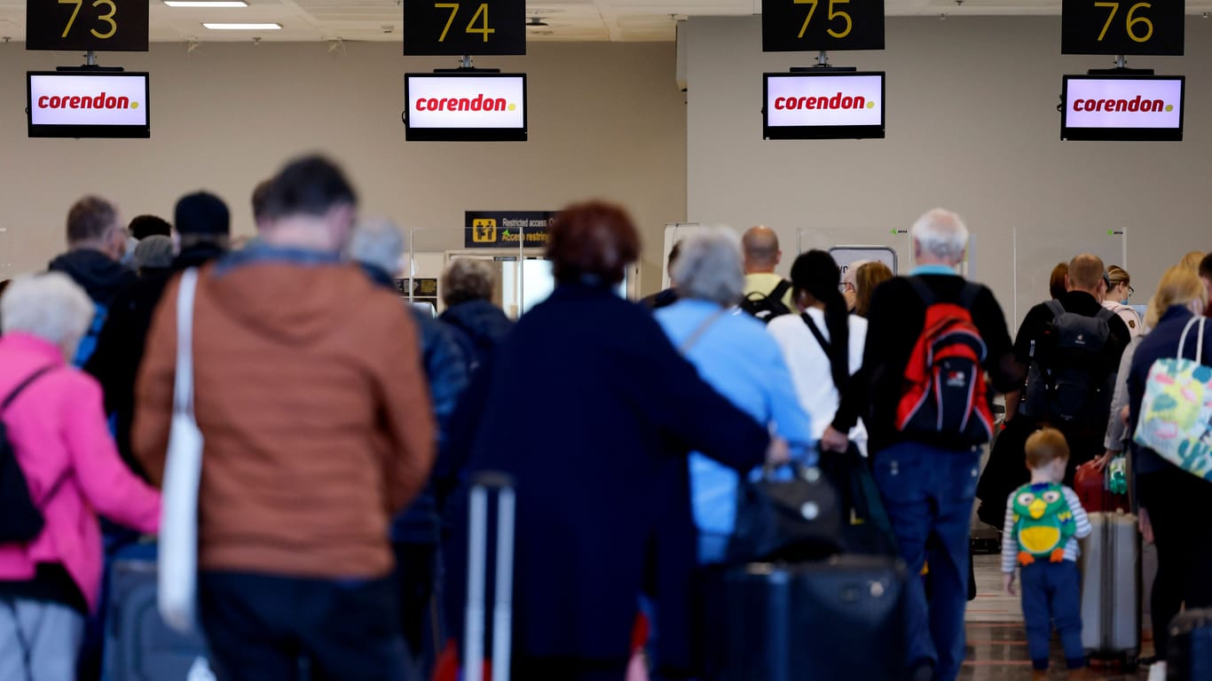 Warten am Flughafen: Für viele dauert die Wartezeit mittlerweile deutlich länger, als ursprünglich geplant.