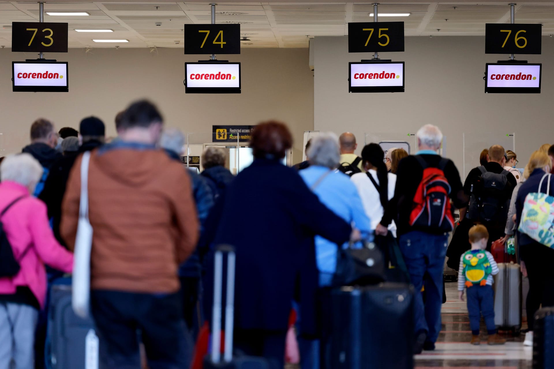 Warten am Flughafen: Für viele dauert die Wartezeit mittlerweile deutlich länger, als ursprünglich geplant.