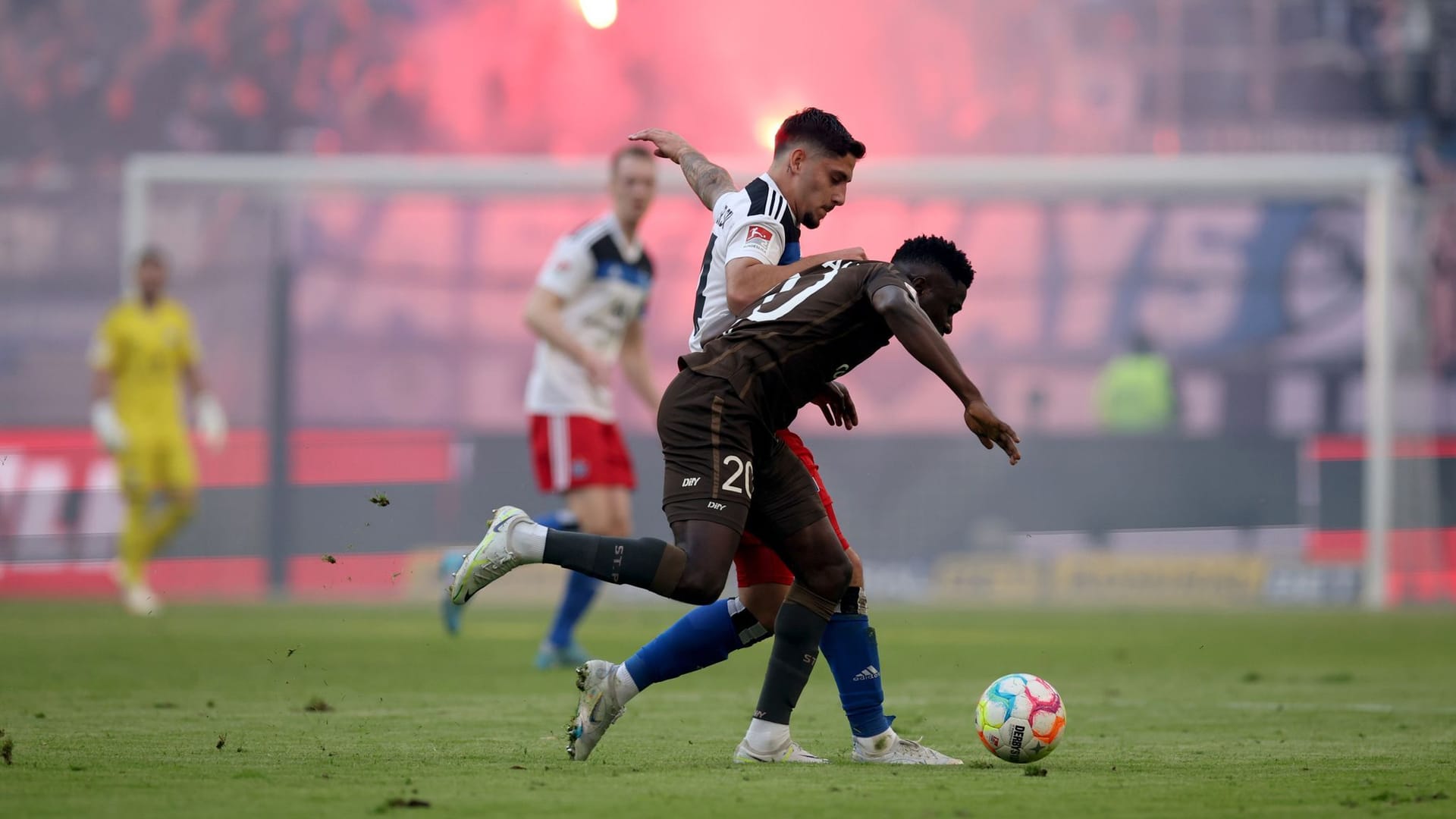 Am 29. Spieltag trafen der Hamburger SV und der FC St. Pauli aufeinander: Nicht alle Streams übetrugen das Spiel fehlerfrei. Am 29. Spieltag trafen der Hamburger SV und der FC St. Pauli aufeinander: Nicht alle Streams übetrugen das Spiel fehlerfrei.